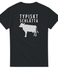 Vitt ko-motiv och texten "TYPISKT SCHLÄTTA" på svart t-shirt.