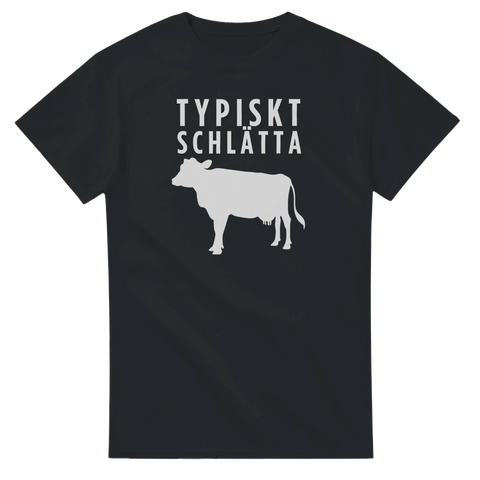 Vitt ko-motiv och texten "TYPISKT SCHLÄTTA" på svart t-shirt.