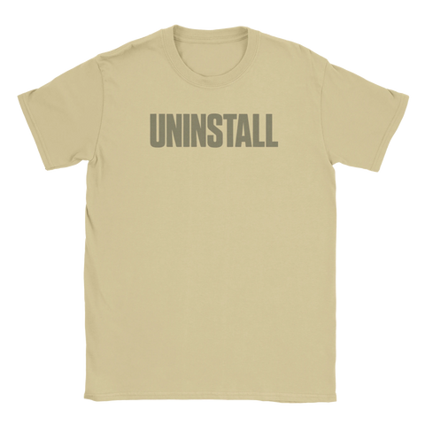 Sandfärgad t-shirt med ett provokativt budskap i fet typografi
