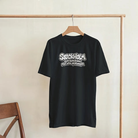 Streetwear-design med humoristisk text om Göteborg och Stockholm på klädhängare