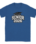 Senior 2026 texttryck i vit och svart med studentmössa på en kungsblå t-shirt med rund hals.