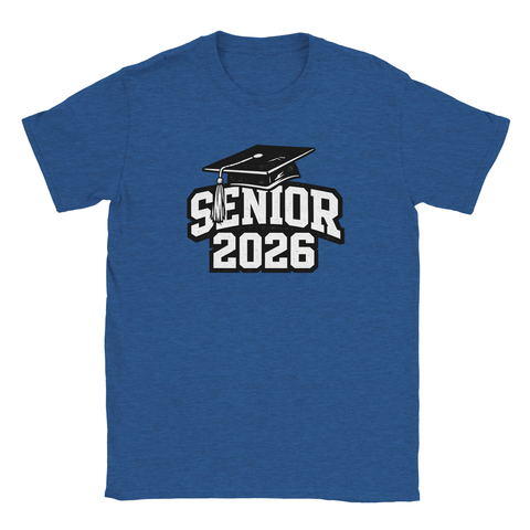 Senior 2026 texttryck i vit och svart med studentmössa på en kungsblå t-shirt med rund hals.