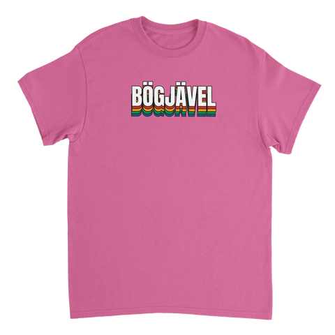 BÖGJÄVEL" text i regnbågsfärger på rosa t-shirt, retro pride design.