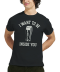 Man bär en svart t-shirt med humoristiskt öl-citat och grafiskt tryck