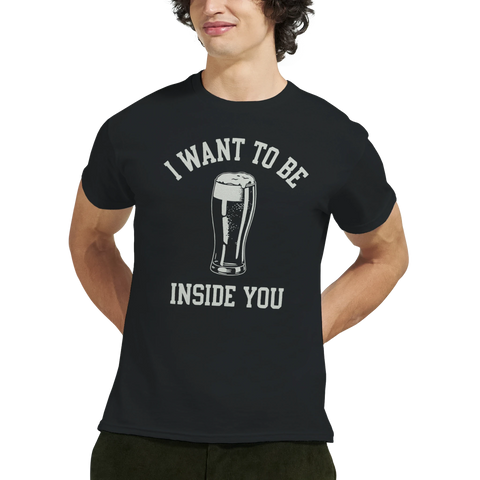 Man bär en svart t-shirt med humoristiskt öl-citat och grafiskt tryck