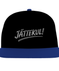 Texten "JÄTTEKUL!" i grå brodyr på svart snapback-keps med blå skärm.