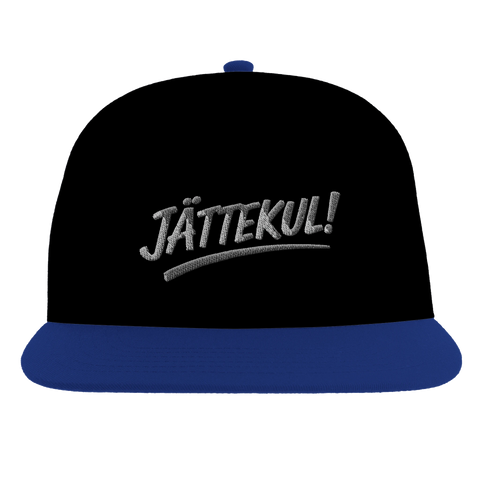 Texten "JÄTTEKUL!" i grå brodyr på svart snapback-keps med blå skärm.