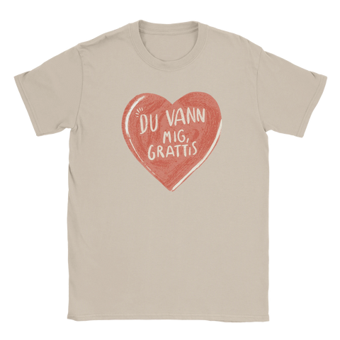 Rött hjärta med text "DU VANN MIG, GRATTIS" på beige t-shirt, retro design.