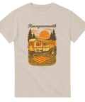 Beige t-shirt med retro illustration av husvagn vid solnedgång