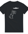 Grafisk illustration av katt med skylt under ett UFO – rolig t-shirt