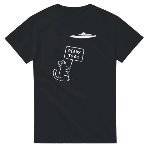 Grafisk illustration av katt med skylt under ett UFO – rolig t-shirt