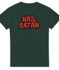 Rebelliskt Hail Satan motiv med röd text på mörkgrön t-shirt