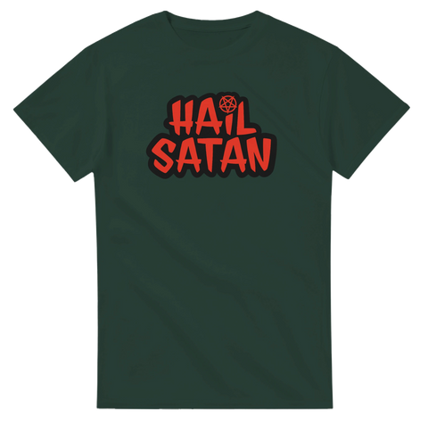 Rebelliskt Hail Satan motiv med röd text på mörkgrön t-shirt