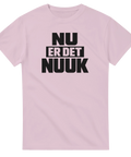 NU ER DET NUUK" svart text på ljusrosa t-shirt, minimalistisk design.