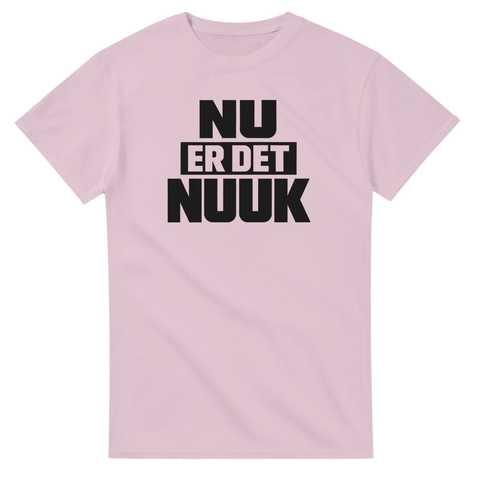 NU ER DET NUUK" svart text på ljusrosa t-shirt, minimalistisk design.
