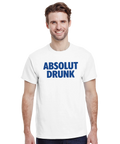 Blå "ABSOLUT DRUNK" text på vit t-shirt, parodi på Absolut Vodka.