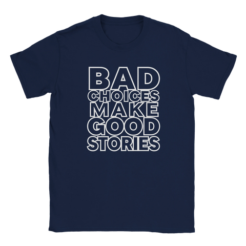 Bad Choices Make Good Stories" text i vitt outline-typsnitt på marinblå t-shirt.