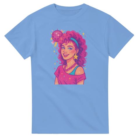Ljusblå t-shirt med färgstarkt tryck av kvinna med tuperat hår