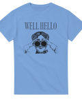 Vintage kvinna med kikare, text "WELL HELLO", på ljusblå t-shirt.