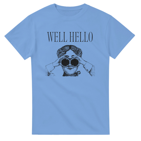 Vintage kvinna med kikare, text "WELL HELLO", på ljusblå t-shirt.