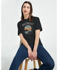 Sittande kvinna i t-shirt med vintage tryck av Masthuggets hamninlopp