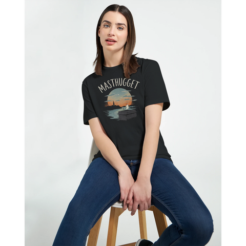 Sittande kvinna i t-shirt med vintage tryck av Masthuggets hamninlopp