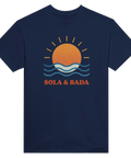 Retro-tryck med orange sol, blå vågor och text "SOLA & BADA" på marinblå t-shirt.