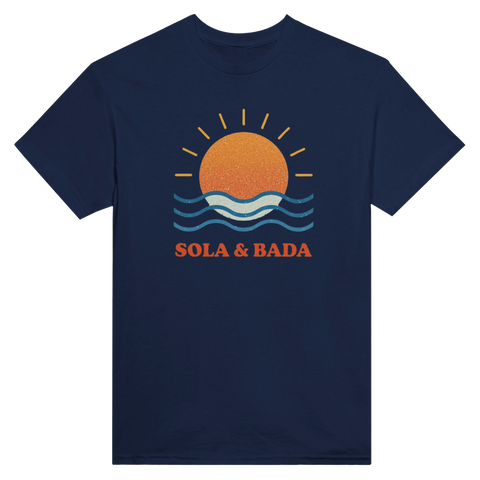 Retro-tryck med orange sol, blå vågor och text "SOLA & BADA" på marinblå t-shirt.