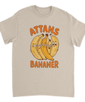 Illustration av ett gäng glada bananer med texten Attans Bananer på beige t-shirt