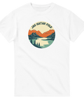 Vit t-shirt med ett runt motiv av berg och en sjö. Ovanför står texten "JAG HATAR FOLK".