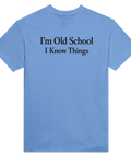 Svart text "I'm Old School I Know Things" på ljusblå t-shirt med rund hals.
