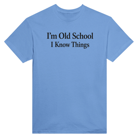 Svart text "I'm Old School I Know Things" på ljusblå t-shirt med rund hals.