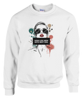 Vit sweatshirt med konstnärlig illustration av kvinna i solglasögon och kaxig text