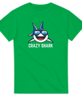 Tecknad haj med solglasögon och texten "CRAZY SHARK" på grön t-shirt.