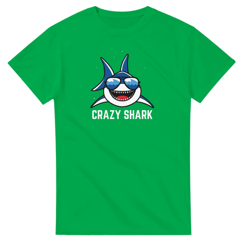 Tecknad haj med solglasögon och texten "CRAZY SHARK" på grön t-shirt.