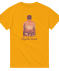 Tequila Sunset-motiv med ökenlandskap, kaktusar, dödskallar och solnedgång i en flaska på gul t-shirt.