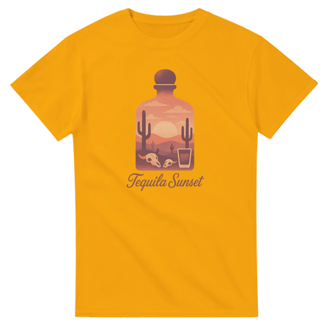 Tequila Sunset-motiv med ökenlandskap, kaktusar, dödskallar och solnedgång i en flaska på gul t-shirt.