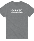 En riktig kärringjävel" vit text på grå t-shirt.