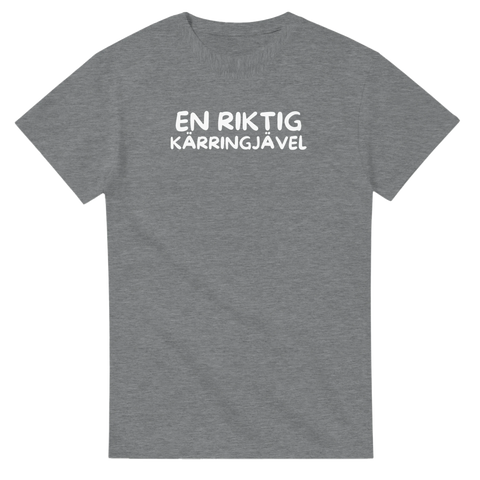 En riktig kärringjävel" vit text på grå t-shirt.