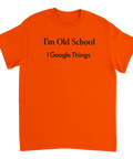 I'm Old School I Google Things" text på orange t-shirt med rund hals.