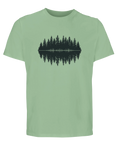 Skogsmotiv med granar och ljudvåg som spegling på ljusgrön ekologisk t-shirt.