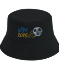 Broderat VM 2026-motiv med fotboll på en svart bucket hat