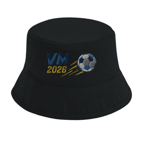 Broderat VM 2026-motiv med fotboll på en svart bucket hat