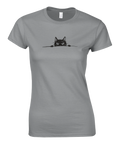 Stilren skiss av en katt med attityd – grå t-shirt dammodell