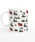 Mönster med Sovjetunionens ledare, röda flaggor och stridsvagnar på vit kaffemugg