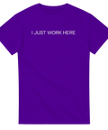 I Just Work Here" texttryck i vit, enkel stil på lila t-shirt.