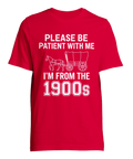 Please be patient with me I'm from the 1900s" text med häst och vagn på röd t-shirt.