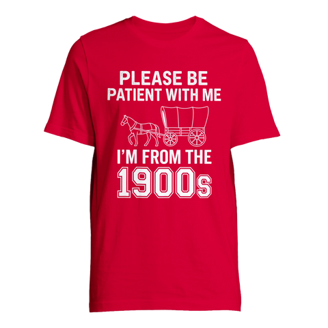Please be patient with me I'm from the 1900s" text med häst och vagn på röd t-shirt.