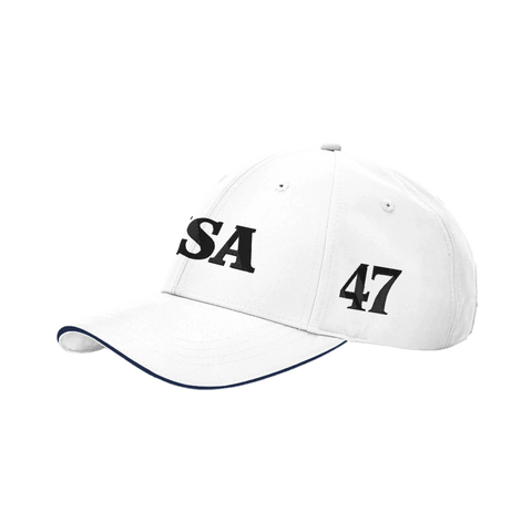 Vit keps med marinblå kant, texten "USA" och siffran "47" i svart blockstil.