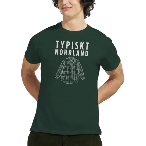 Typiskt Norrland" text och rutig skjorta tryck på mörkgrön t-shirt.